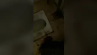 سكس نسوانجي شاب ينيك بنت محجبة في حمام الجامعة