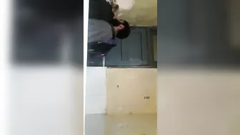 سكس نسوانجي شاب ينيك بنت محجبة في حمام الجامعة