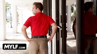 كوافيرة شرموطة بزازها كبيرة تركب علي زب الزبون - سكس في الكوافير