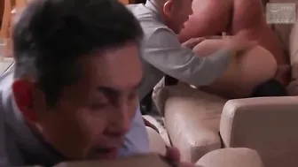 زوجة يابانية تتناك امام زوجها في كل مكان في المنزل - سكس اغتصاب ياباني