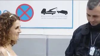 امرأة المانية ناضجة تتخلص من الغرامة بالنيك من الشرطي في مكان عام xnxn