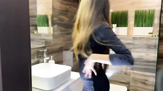 فقط ألق نظرة على الخرم الكبير في الطيز - سكس نيك في حفلة تخرج في حمام الكلية