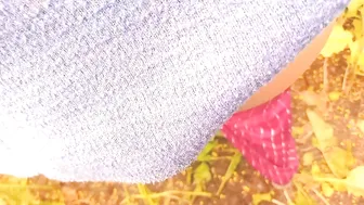 سكس هندي محارم اخ يلعب ويفرك في كس اختة المشعر وسط الحقول