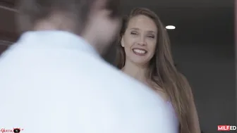 رجل البنت مكسورة عشان كده لازم تنيك امها بدلا منها - سكس خيانه الزوجة مع امها
