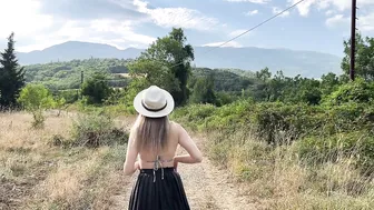 سكس فديو رجل ينيك فتاة صغيرة في الهواء الطلق من كسها وخرم طيزها