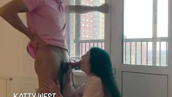 سكس بفلوس روسية تتناك في خرم طيزها من جارها مقابل المال
