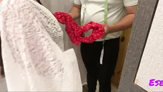 سكس في الهند شرموطه بزازها كبيره تتناك من الخياط وهي واقفة