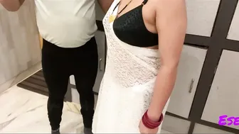 سكس في الهند شرموطه بزازها كبيره تتناك من الخياط وهي واقفة