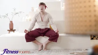سكس سوداء بزازها كبيرة مدورة تتناك من جميع فتحاتها الضيقة