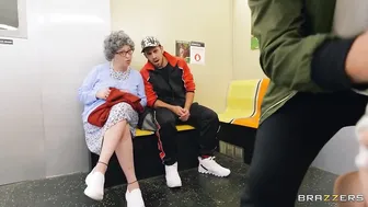 سكس مواصلات شقراء جميلة تتناك علني في مترو الأنفاق اثناء العودة للمنزل