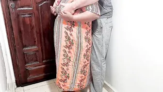 مصرية مطلقة مربربة تتناك في مدخل الشقة من عشيقها سكس مصرى صويت مسرب