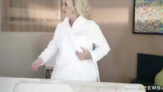 سكس امهات هايجه شرموطة سمينة تمارس الجنس مع صديق ابنتها