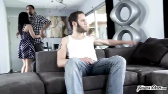 سكس امام الزوج - زوجة يائسة طيزها كبيرة تتناك من عشيقها امام زوجها