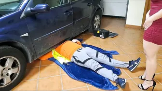 ميلف قذرة تركب على زب ميكانيكي أثناء إصلاح السيارة سكس ميكانيكي