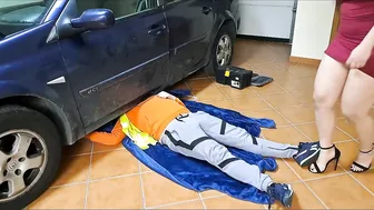 ميلف قذرة تركب على زب ميكانيكي أثناء إصلاح السيارة سكس ميكانيكي