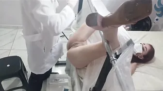 بنت مراهقة تتناك من دكتور في عيادة أمراض النساء سكس نيك اجنبي