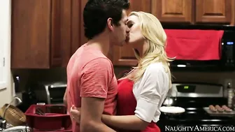 ربة منزل شقراء تخون زوجها في المطبخ مع صديقه المقرب افضل فيلم سكس اجنبى