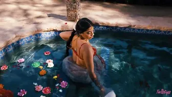 هندية جميلة منفردة تفرك كسها بجانب حمام السباحة افلام سكس جامده