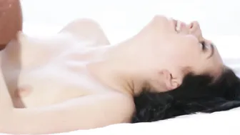 شابة سمراء في السرير مع عشيقها تمارس الجنس العنيف سكس رومانسي جدا