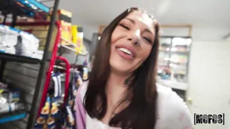 مقاطع سكس حلوه نيك زوجة الاب العاهرة في السوبر ماركت