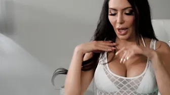 مطلقة ساخنة تغير ملابسها امام صديقها لإثارته - سكس مطلقات​