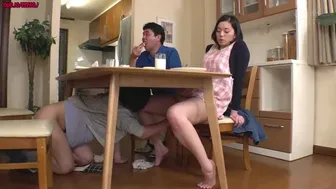 شاب ينيك زوجة ابوة اليابانية ويقذف عليها عدة مرات خلف ظهر والده - سكس محارم حار​