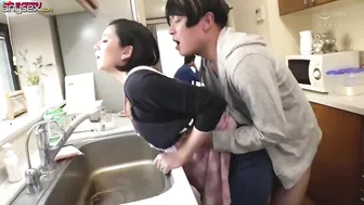 شاب ينيك زوجة ابوة اليابانية ويقذف عليها عدة مرات خلف ظهر والده - سكس محارم حار​