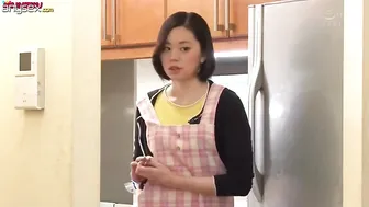 شاب ينيك زوجة ابوة اليابانية ويقذف عليها عدة مرات خلف ظهر والده - سكس محارم حار​
