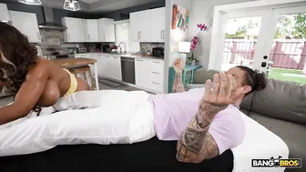 تدليك البزاز الكبيرة - سكس مثير عامل مساج مع امراة سمرء عاهرة