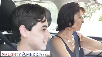 والدة صديقته تأخذه إلى المنزل وتمارس معه الجنس بقوة - سكس عواجيز xuxx
