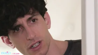 أدركت زوجة الأب أن ابن زوجها كان يستمني وهو يفكر فيها - سكس اول مره مع زوجة ابي