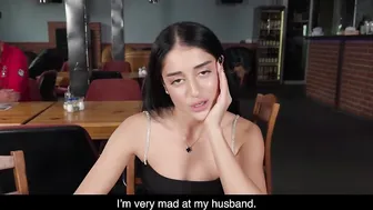 يتبعها رجل غريب إلى الحمام وينيكها - افلام سكس hd