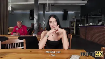 يتبعها رجل غريب إلى الحمام وينيكها - افلام سكس hd
