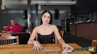 يتبعها رجل غريب إلى الحمام وينيكها - افلام سكس hd