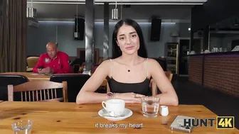 يتبعها رجل غريب إلى الحمام وينيكها - افلام سكس hd