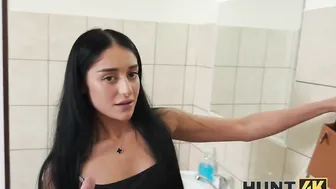 يتبعها رجل غريب إلى الحمام وينيكها - افلام سكس hd