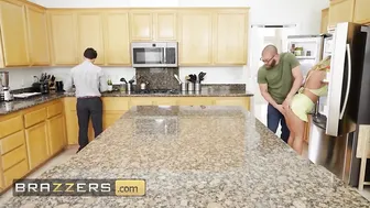 أمارس الجنس مع زوجة أخي العاهرة خلف ظهرة محارم سكس