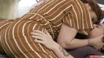 وضعت الأم ابنها على السرير لإرضائه بالمص - سكس امهات وابنها