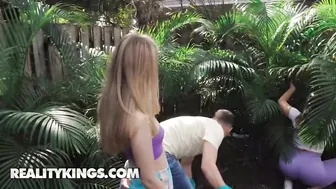 فيديو سكس الام وبنتها مع الجنايني في الجنينه xxx