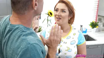 ابنة زوجتي تمص زبي أمام زوجتي - سكس محارم