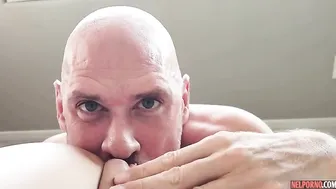 رجل أصلع يرضي شقراء في السرير بزبه الكبير - افلام اباحي xxx video