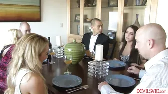 سكس تبادل ازواج ثلاث زوجات يمارسن الجنس بقوة في حفلة تبادل الزوجات