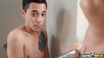 لا يستطيع التوقف عن النظر إلى بزاز زوجة ابوة - سكس رضع بزاز